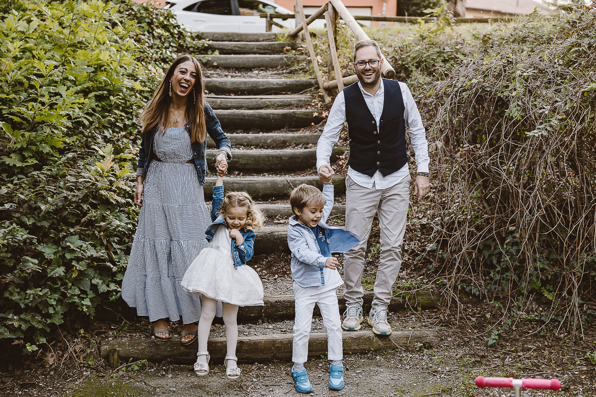 Fotografia di famiglia a Chieri, nel Giardino del Tessile.