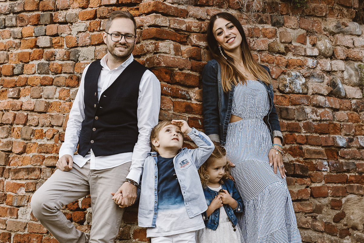 Fotografia di famiglia a Chieri, nel Giardino del Tessile. La famiglia è appoggiata ai ruderi delle antiche mura.