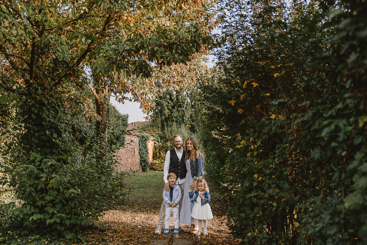 Fotografia di famiglia a Chieri, nel Giardino del Tessile.