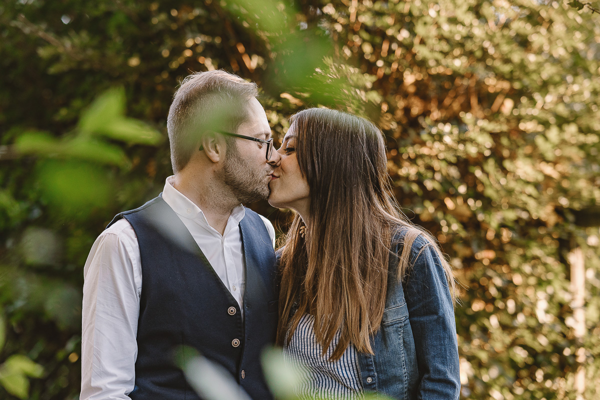 Fotografia di famiglia a Chieri, nel Giardino del Tessile. Ilenia e Filippo si baciano.