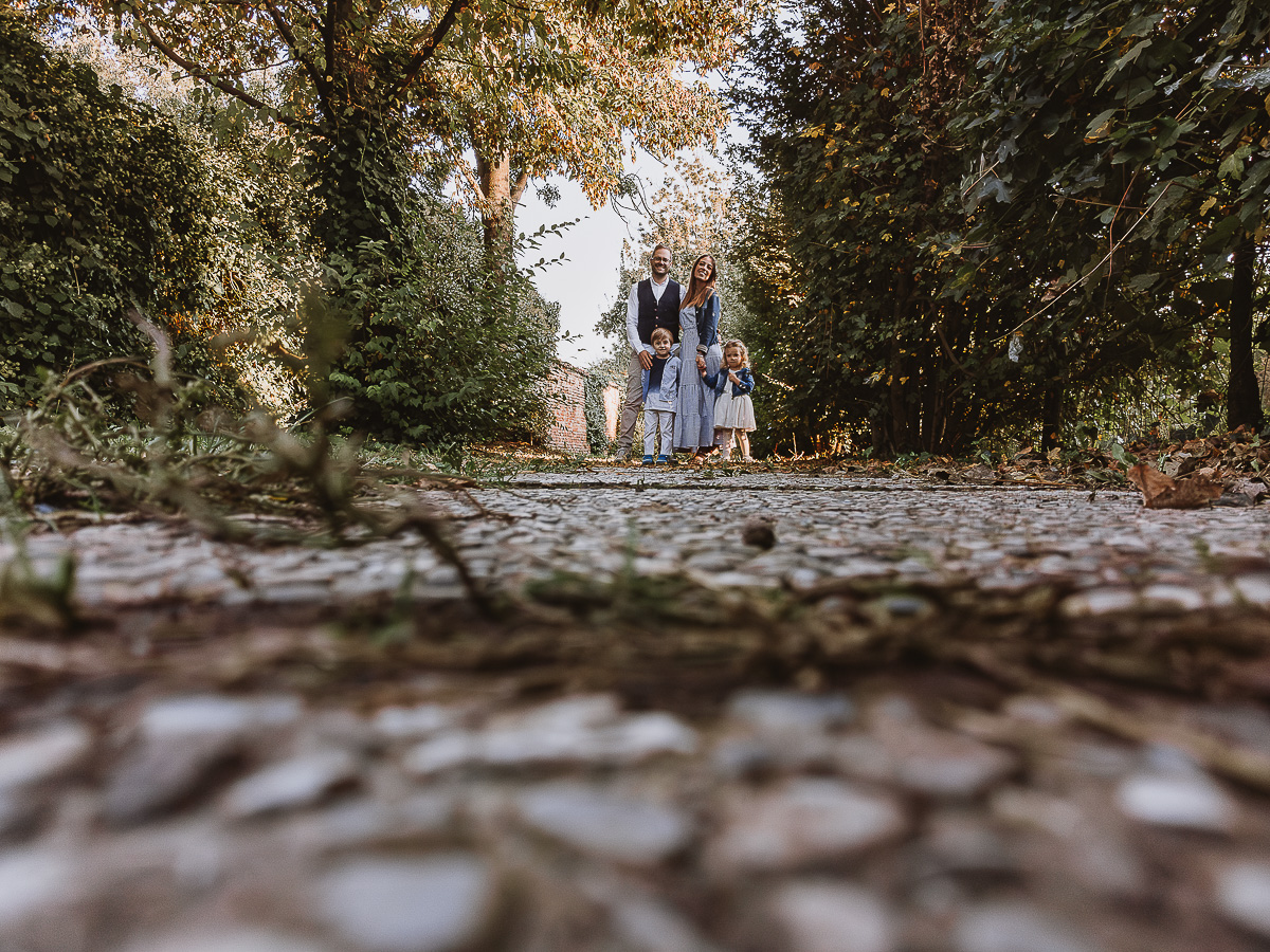 Fotografia di famiglia a Chieri, nel Giardino del Tessile.