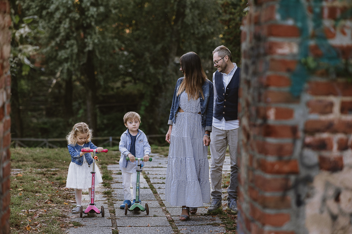 Fotografia di famiglia a Chieri, nel Giardino del Tessile.