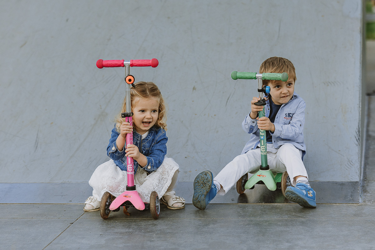 Fotografia di famiglia a Chieri, nel Giardino del Tessile. I bambini con i monopattini sulla pista da skateboard.