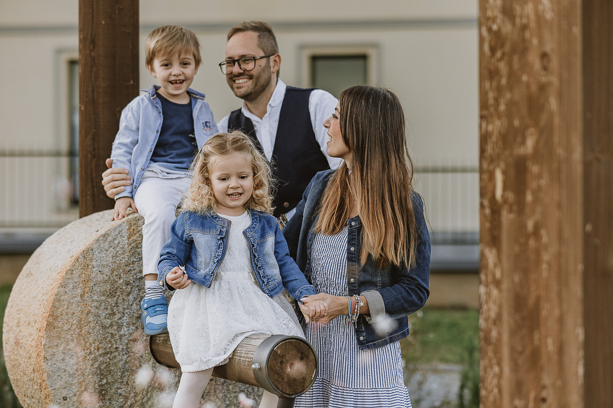 Fotografia di famiglia a Chieri, nel Giardino del Tessile. Tutta la famiglia vicno alla Macina. I bambini sono seduti sulla Macina.