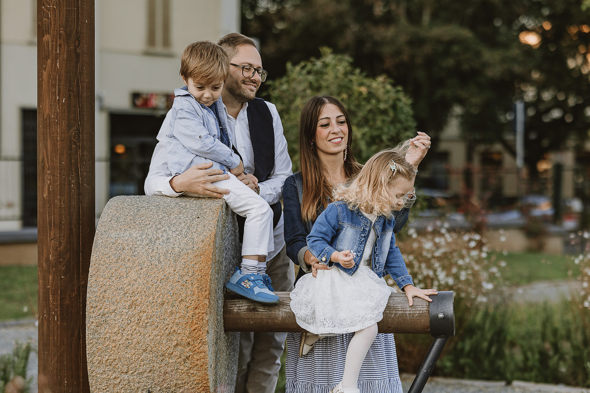 Fotografia di famiglia a Chieri, nel Giardino del Tessile. Tutta la famiglia vicino alla Macina. I bambini sono seduti sulla Macina.