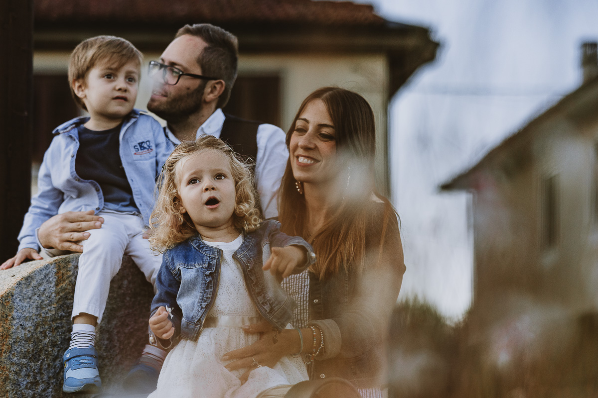 Fotografia di famiglia a Chieri, nel Giardino del Tessile. Tutta la famiglia vicino alla Macina. I bambini sono seduti sulla Macina.