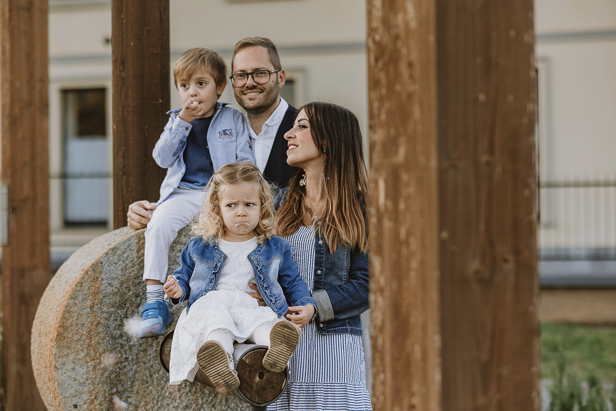 Fotografia di famiglia a Chieri, nel Giardino del Tessile. Tutta la famiglia vicino alla Macina. I bambini sono seduti sulla Macina.