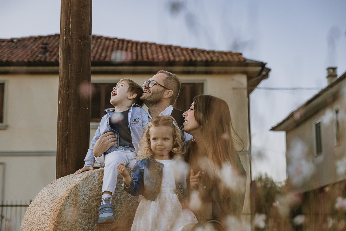Fotografia di famiglia a Chieri, nel Giardino del Tessile. Tutta la famiglia vicino alla Macina. I bambini sono seduti sulla Macina.