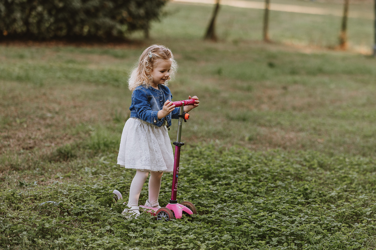 Fotografia di famiglia a Chieri, nel Giardino del Tessile. Cami sul monopattino rosa.