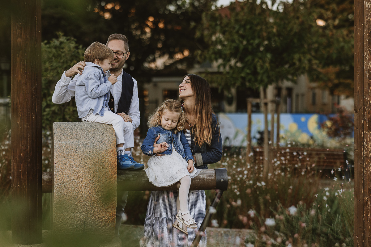 Fotografia di famiglia a Chieri, nel Giardino del Tessile. Tutta la famiglia vicino alla Macina. I bambini sono seduti sulla Macina.