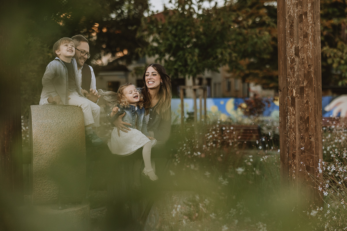 Fotografia di famiglia a Chieri, nel Giardino del Tessile. Tutta la famiglia vicino alla Macina. I bambini sono seduti sulla Macina.