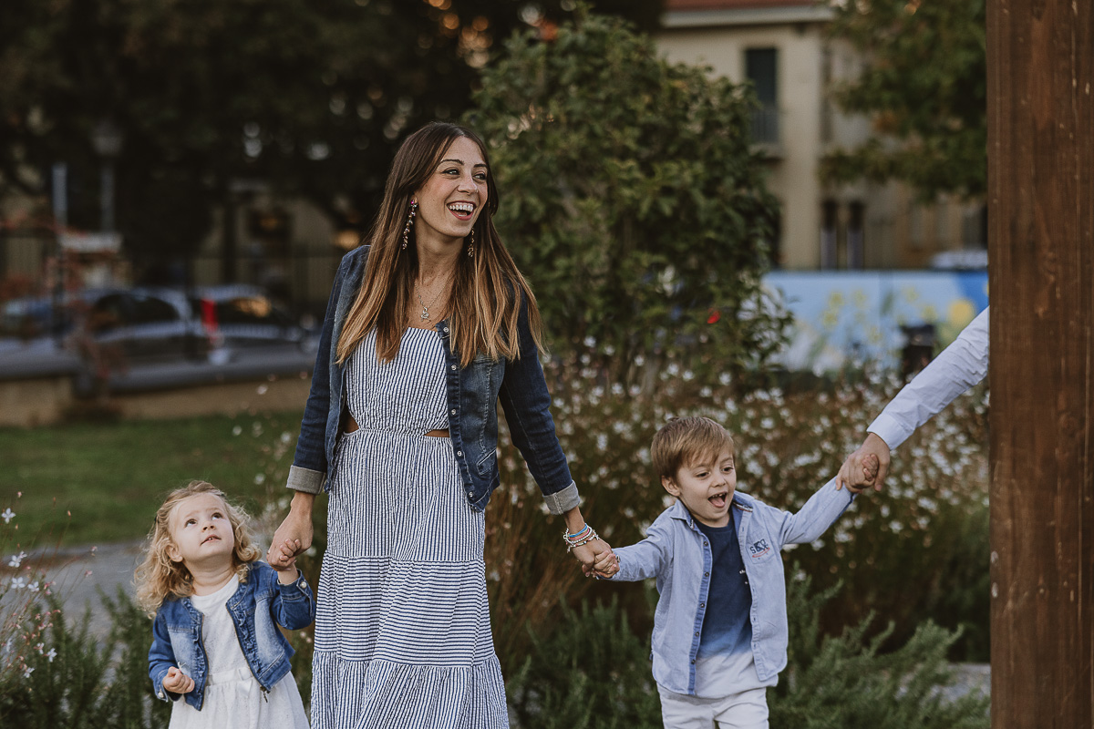 Fotografia di famiglia a Chieri, nel Giardino del Tessile. Tutta la famiglia vicino alla Macina. camminano.