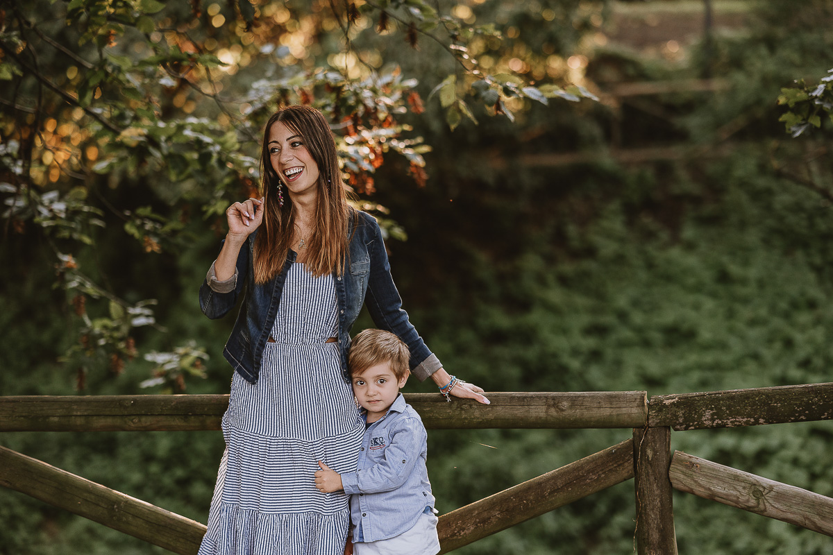 Fotografia di famiglia a Chieri, nel Giardino del Tessile. Edo abbraccia le gambe della mamma.