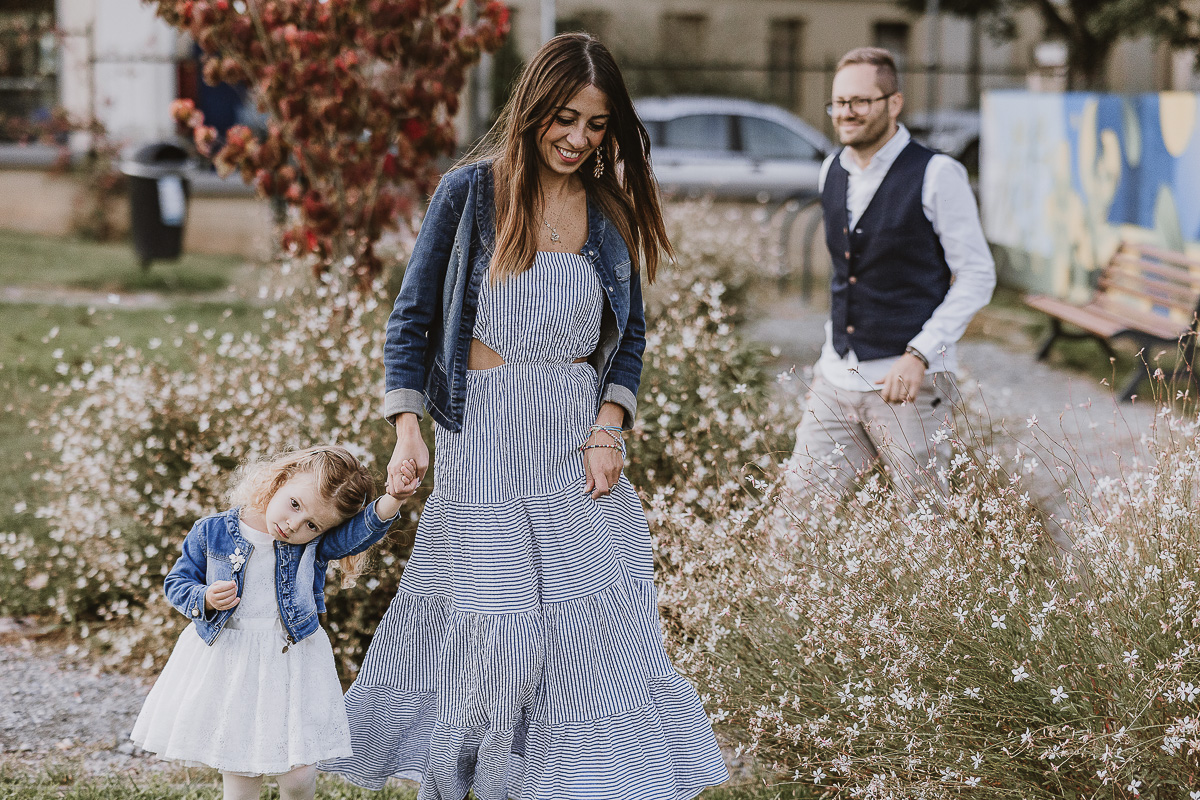Fotografia di famiglia a Chieri, nel Giardino del Tessile.