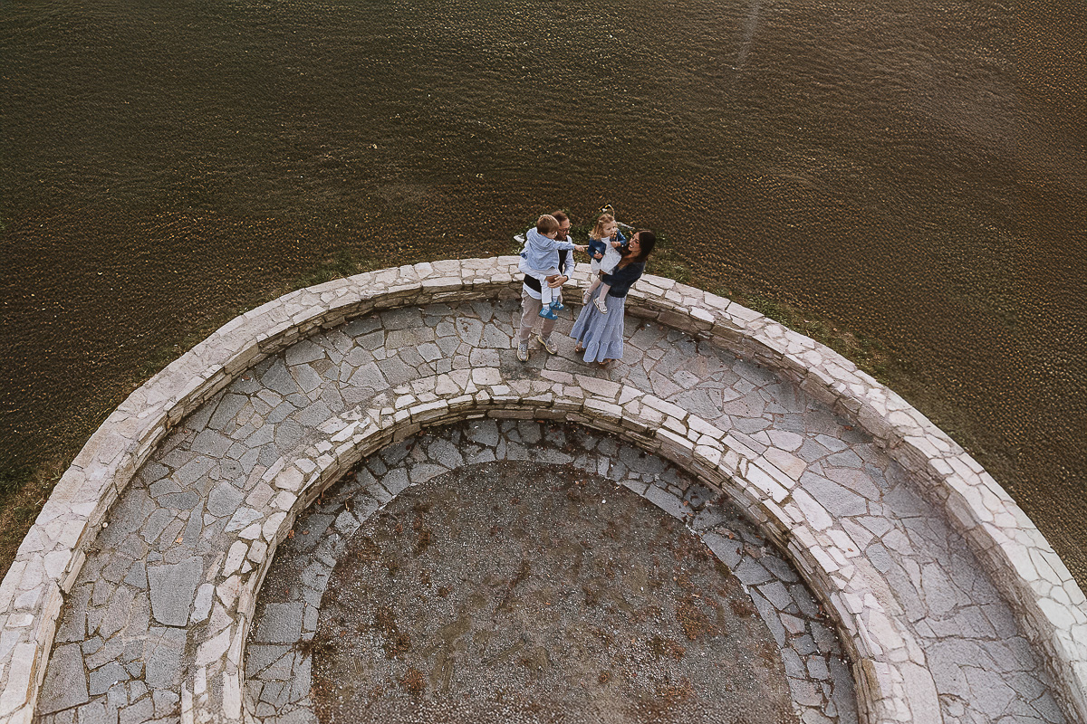 Fotografia di famiglia a Chieri, nel Giardino del Tessile. la famiglia è sul piccolo anfiteatro. Foto aerea dal drone.