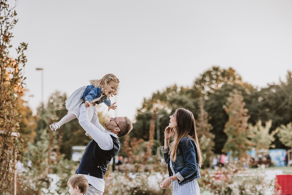 Fotografia di famiglia a Chieri, nel Giardino del Tessile. Filippo prende in braccio Cami.