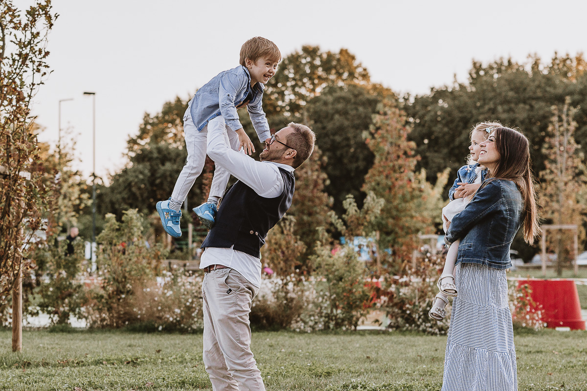 Fotografia di famiglia a Chieri, nel Giardino del Tessile. Filippo prende in braccio Edo.