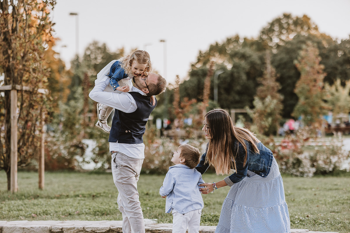 Fotografia di famiglia a Chieri, nel Giardino del Tessile. Filippo prende in braccio Cami.