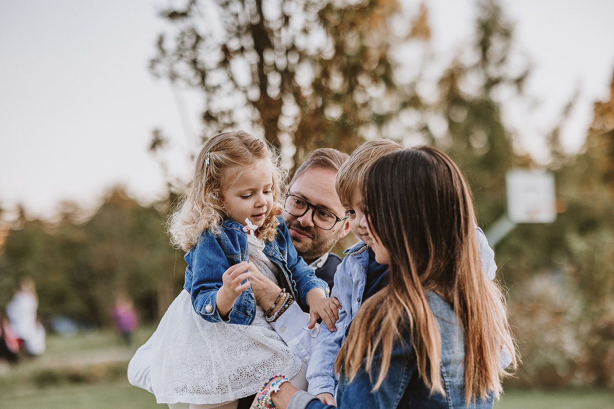 Fotografia di famiglia a Chieri, nel Giardino del Tessile. Filippo prende in braccio Cami.