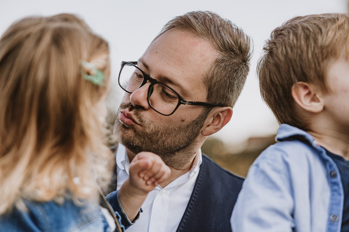 Fotografia di famiglia a Chieri, nel Giardino del Tessile. Filippo da un bacio a Cami.