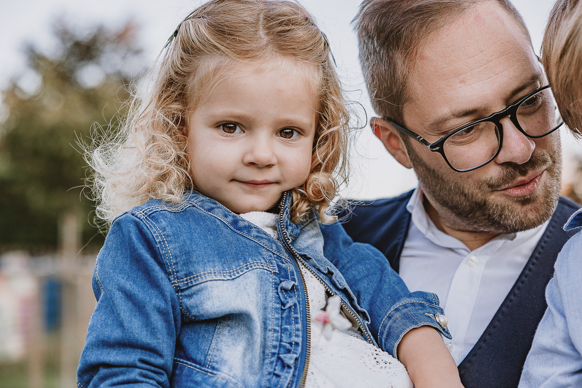 Fotografia di famiglia a Chieri, nel Giardino del Tessile. Cami in braccio al papà.