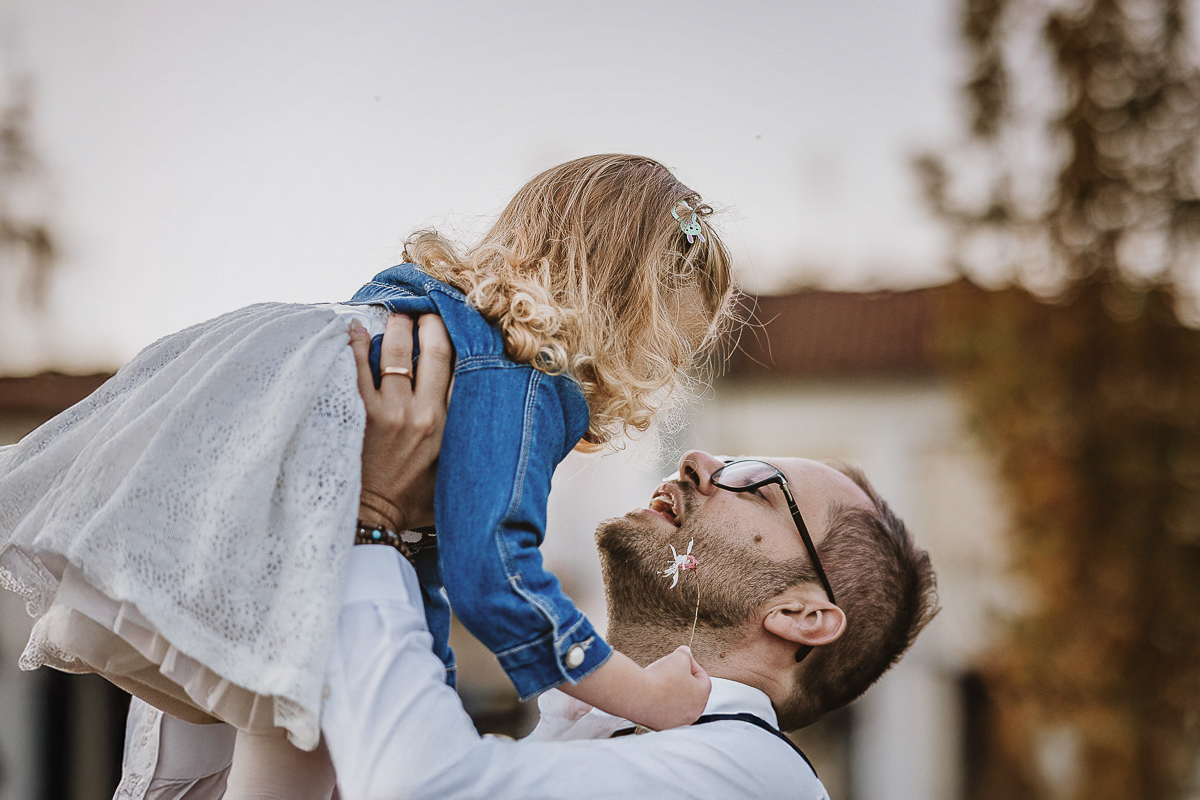 Fotografia di famiglia a Chieri, nel Giardino del Tessile. Filippo fa volare Cami.