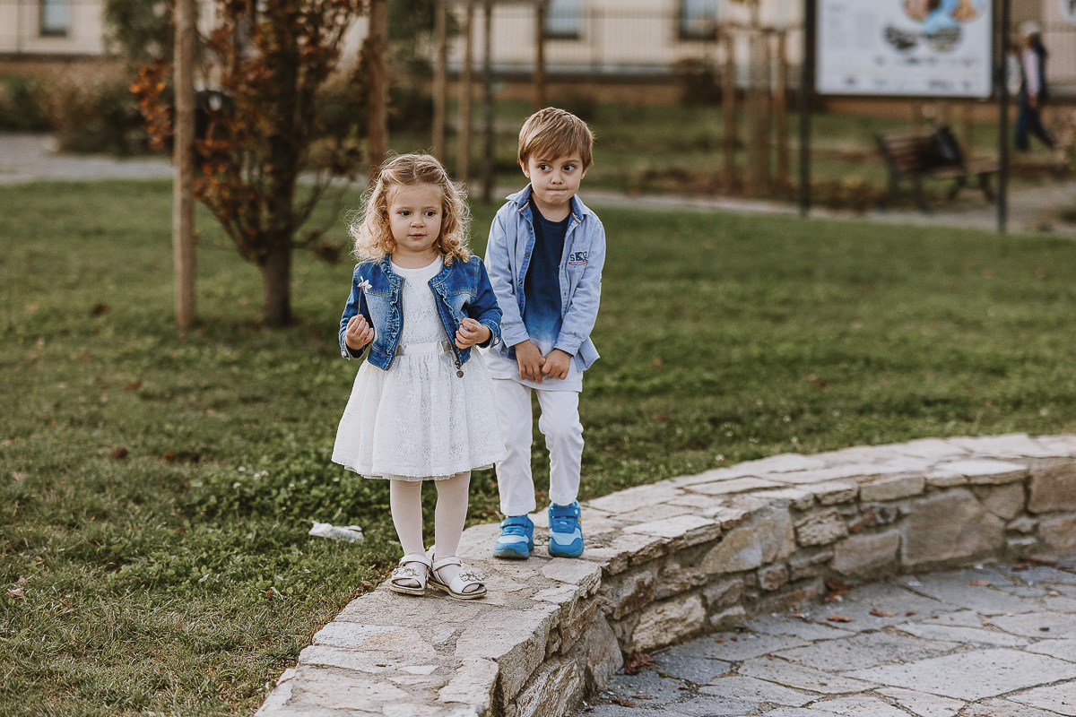 Fotografia di famiglia a Chieri, nel Giardino del Tessile. Cami ed Edo sul piccolo anfiteatro.