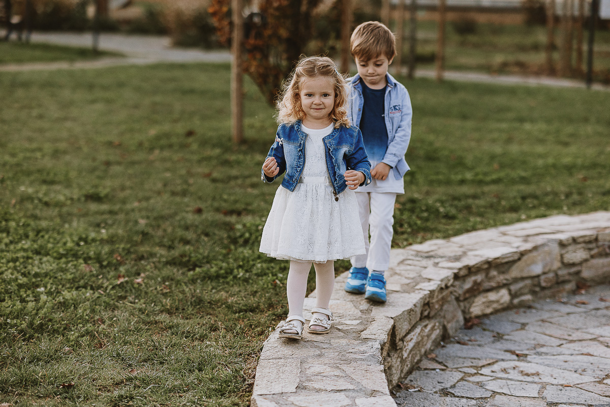 Fotografia di famiglia a Chieri, nel Giardino del Tessile. Cami ed Edo sul piccolo anfiteatro.