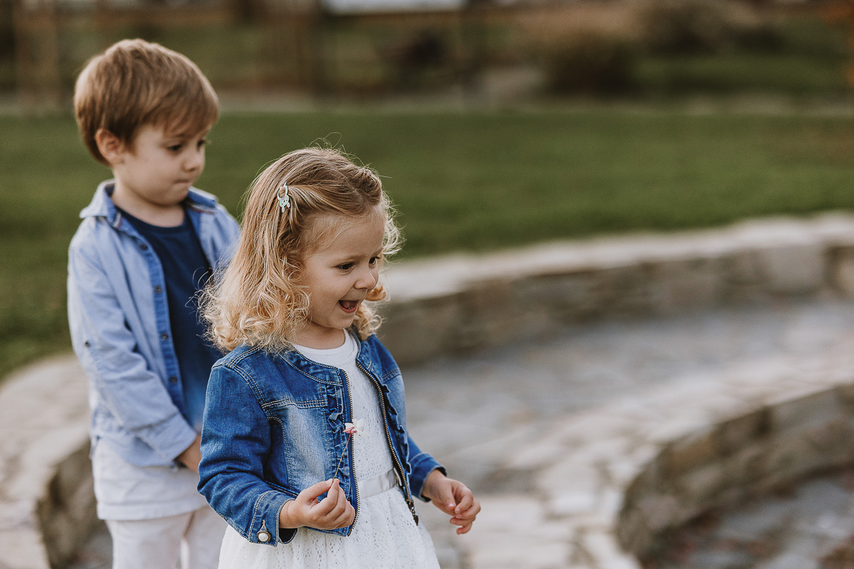 Fotografia di famiglia a Chieri, nel Giardino del Tessile. Cami ed Edo sul piccolo anfiteatro.