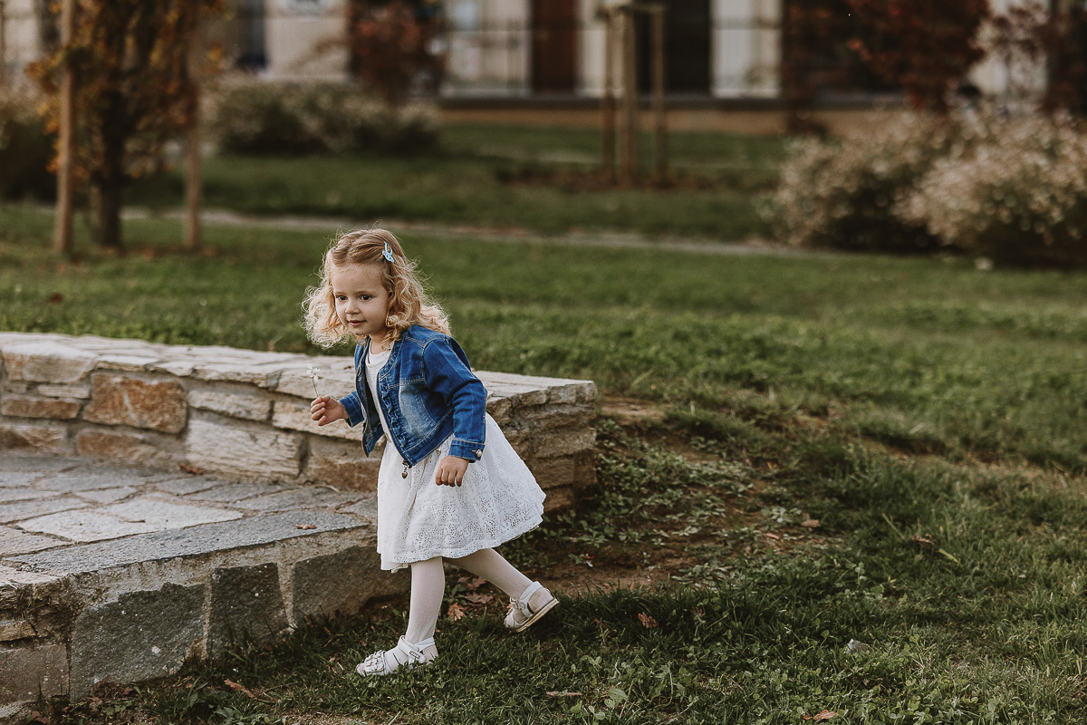 Fotografia di famiglia a Chieri, nel Giardino del Tessile. Cami sul piccolo anfiteatro.