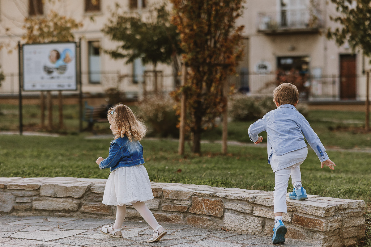 Fotografia di famiglia a Chieri, nel Giardino del Tessile. Cami ed Edo sul piccolo anfiteatro.