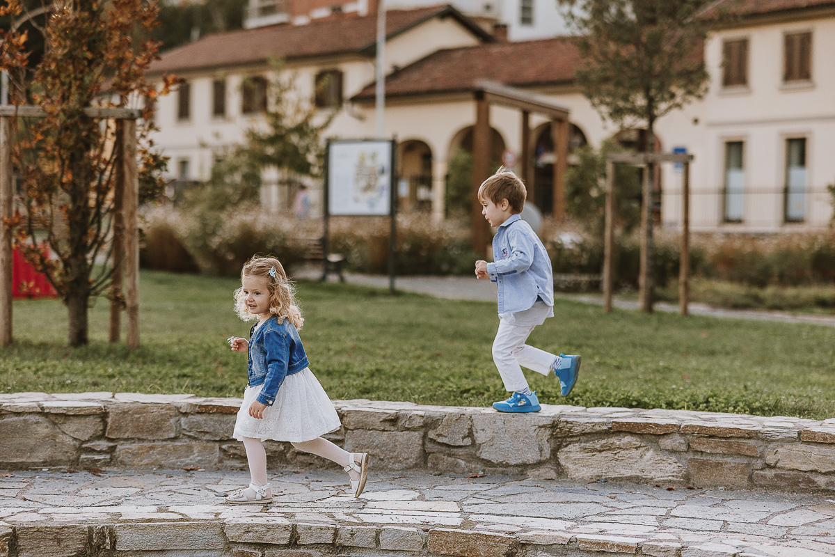 Fotografia di famiglia a Chieri, nel Giardino del Tessile. Cami ed Edo sul piccolo anfiteatro.