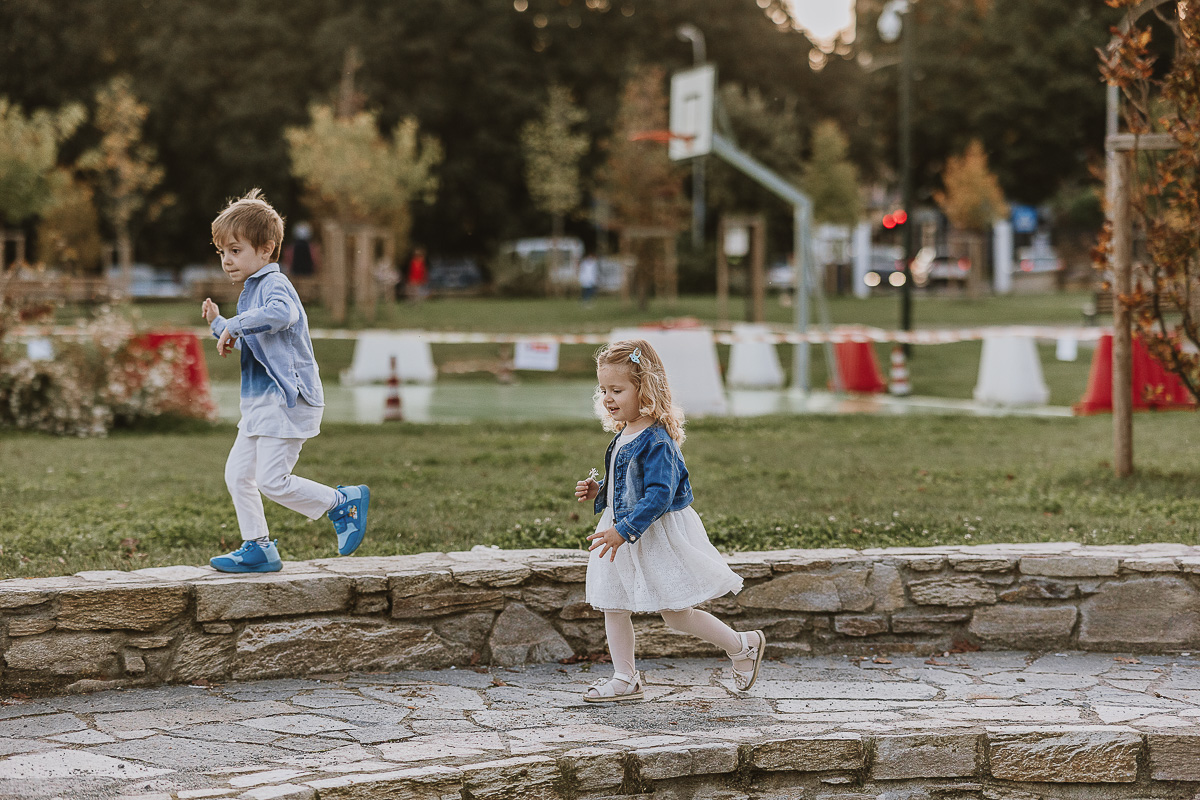 Fotografia di famiglia a Chieri, nel Giardino del Tessile. Cami ed Edo sul piccolo anfiteatro.