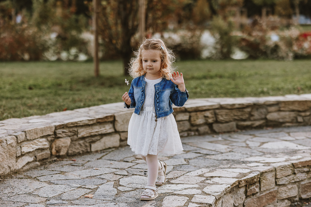 Fotografia di famiglia a Chieri, nel Giardino del Tessile. Cami sul piccolo anfiteatro.