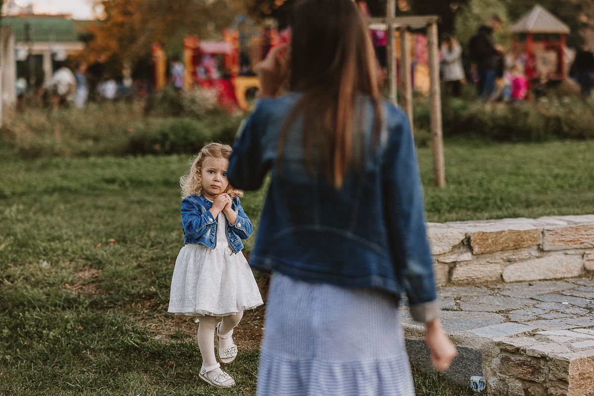 Fotografia di famiglia a Chieri, nel Giardino del Tessile.
