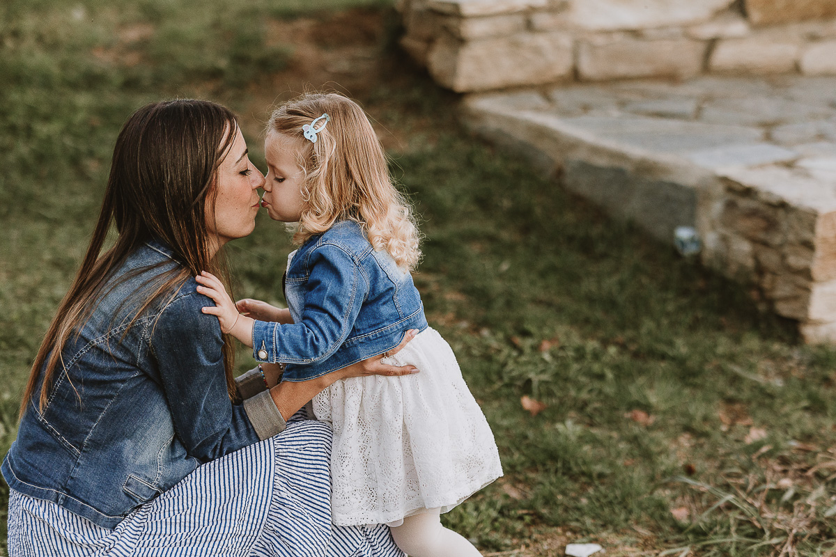 Fotografia di famiglia a Chieri, nel Giardino del Tessile. Camilla bacia la mamma.