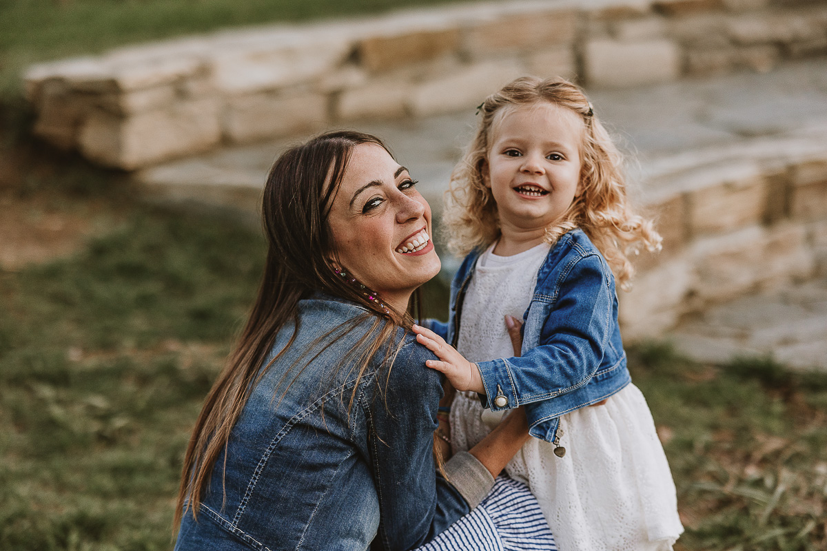 Fotografia di famiglia a Chieri, nel Giardino del Tessile. Camilla con la mamma.