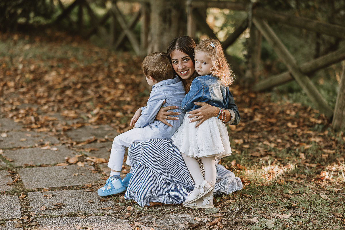 Fotografia di famiglia a Chieri, nel Giardino del Tessile. Ilenia e abbraccia i due bambini.