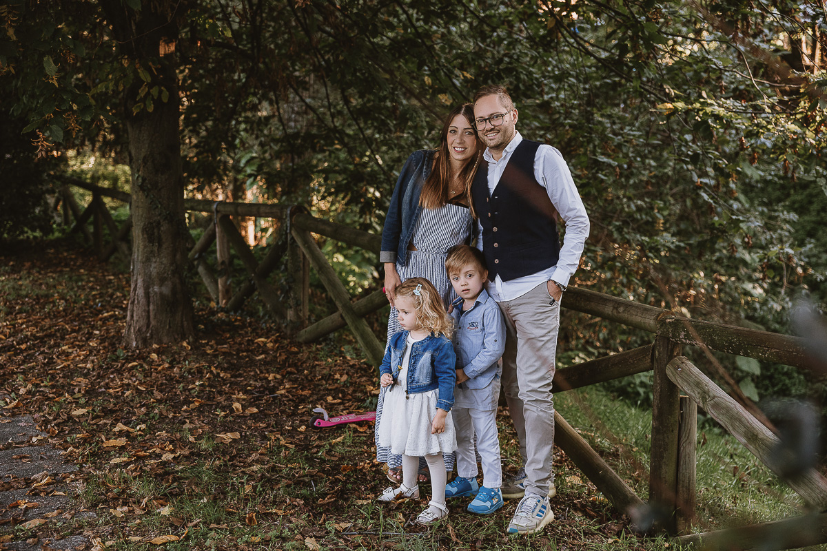 Fotografia di famiglia a Chieri, nel Giardino del Tessile