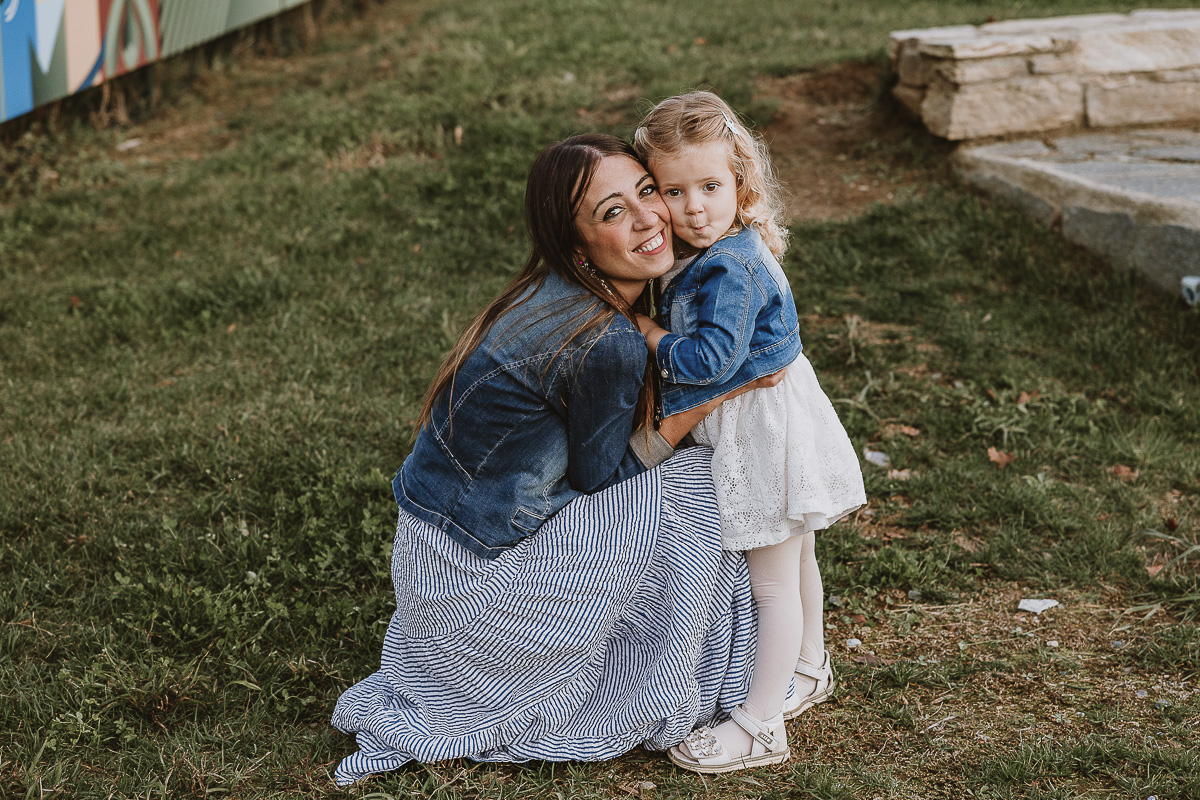 Fotografia di famiglia a Chieri, nel Giardino del Tessile. Camilla con la mamma.