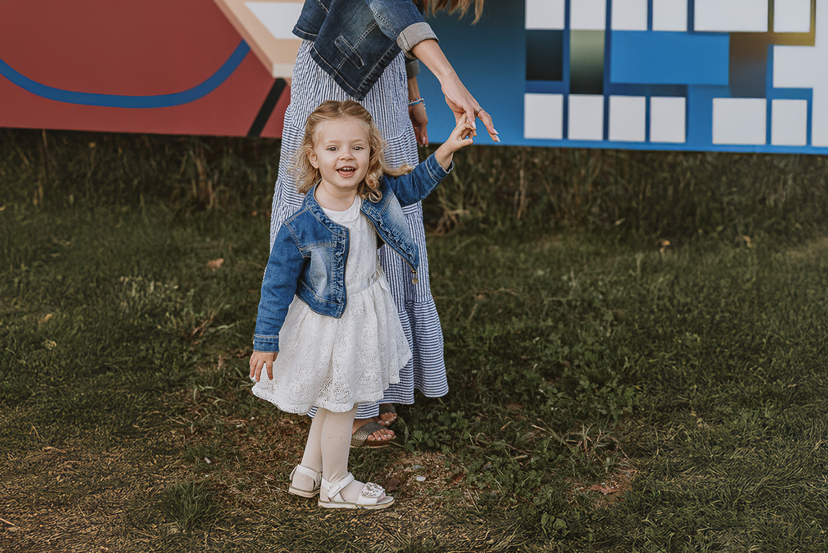 Fotografia di famiglia a Chieri, nel Giardino del Tessile. Camilla balla con la mamma.