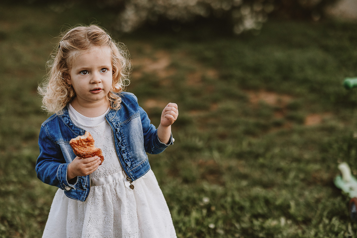 Fotografia di famiglia a Chieri, nel Giardino del Tessile. Camilla con la brioche.