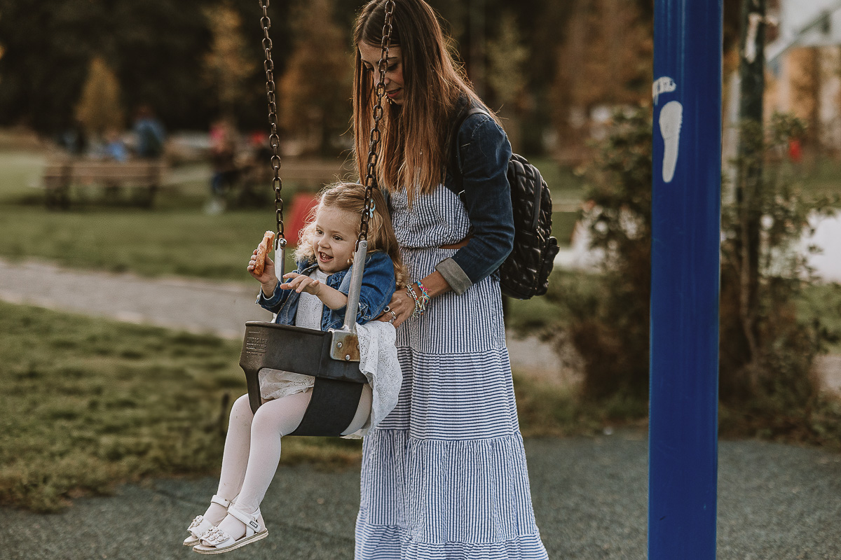 Fotografia di famiglia a Chieri, nel Giardino del Tessile. Camilla sull'altalena con la mamma che la spinge.