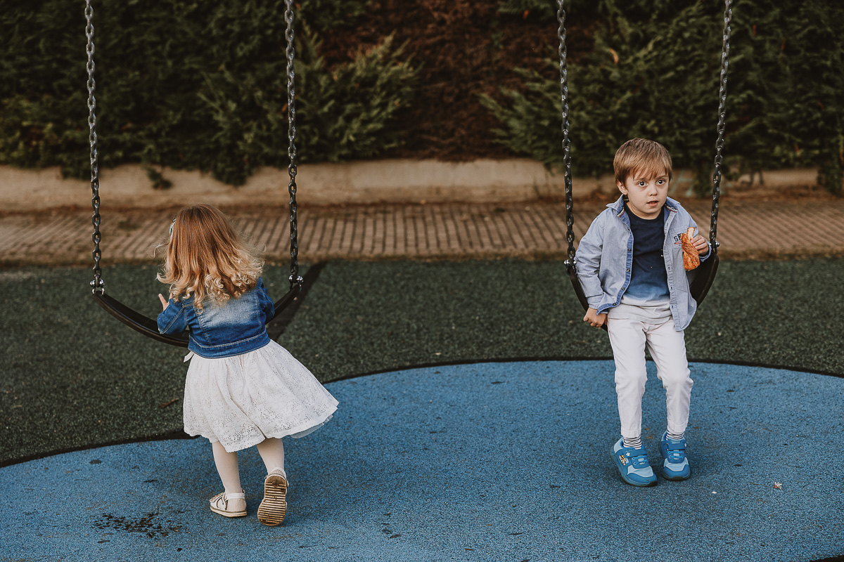 Fotografia di famiglia a Chieri, nel Giardino del Tessile. Camilla ed Edo sull'altalena.