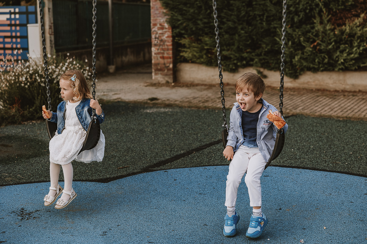 Fotografia di famiglia a Chieri, nel Giardino del Tessile. Camilla ed Edo sull'altalena.