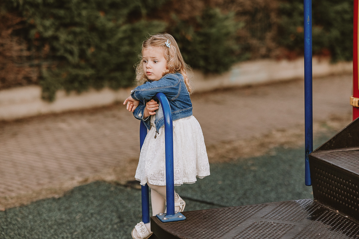 Fotografia di famiglia a Chieri, nel Giardino del Tessile. Camilla