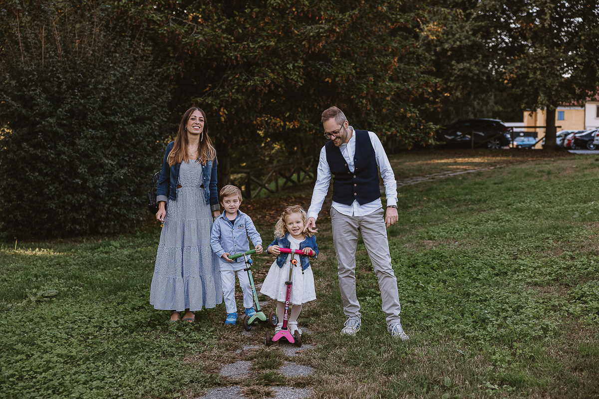Fotografia di famiglia a Chieri, nel Giardino del Tessile