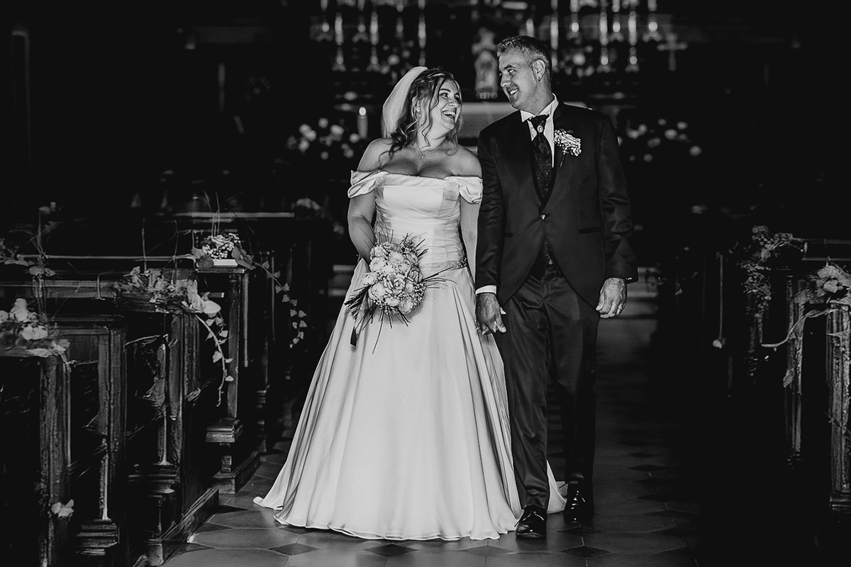 Fotografo Matrimonio in Piemonte. Cerimonia nella chiesa di San Giovanni Battista di Moriondo Torinese. Uscita degli sposi.