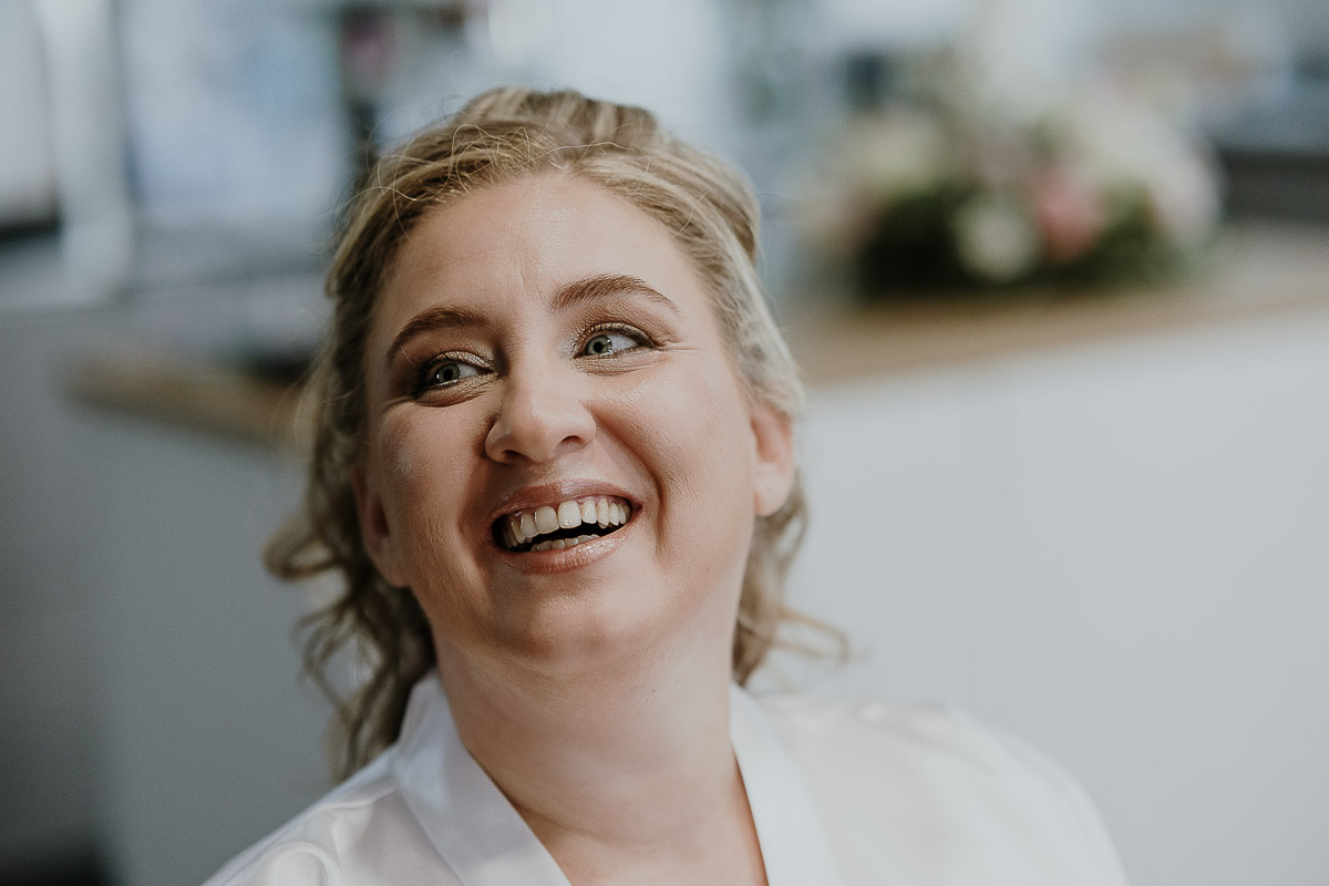 Fotografo Matrimonio in Piemonte. Preparazione a Moncucco Torinese. Ritratto della sposa sorridente.