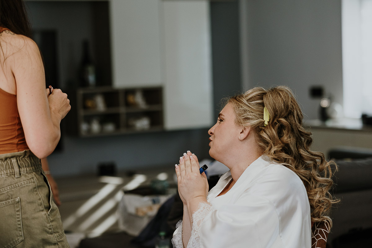 Fotografo Matrimonio in Piemonte. Preparazione a Moncucco Torinese. preparazione della sposa.